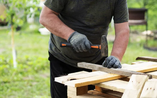 Manos Hombre Caucásico Clavando Clavo Una Tabla Jardín —  Fotos de Stock