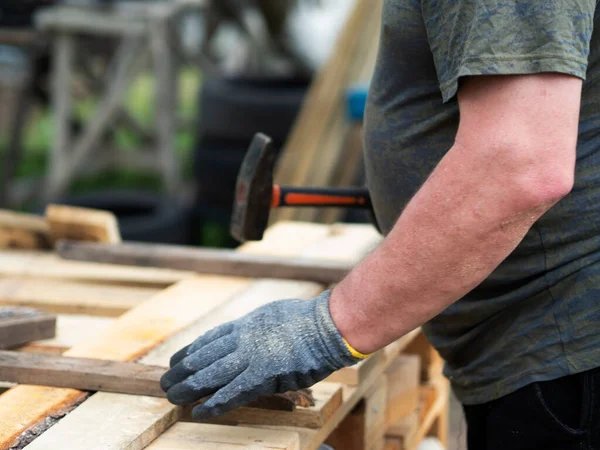 Hands Caucasian Man Hammering Nail Board Garden — Stock Photo, Image