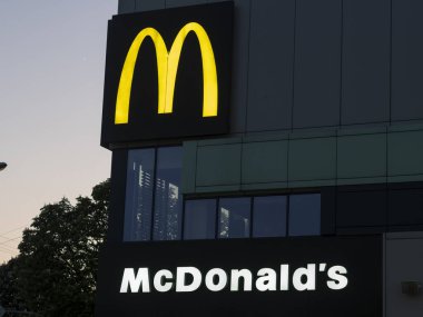 Kiev, Ukrayna, 16 Mayıs 2020. Editör çizimi. Gece gökyüzünün arka planında parlayan McDonald 's tabelası.