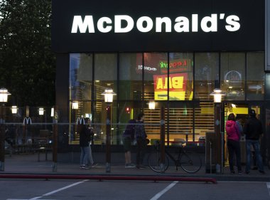 Kiev, Ukrayna, 16 Mayıs 2020. Editör çizimi. Ziyaretçiler akşamları McDonald 's' da kuyruğa giriyor..
