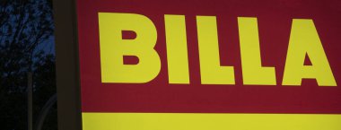 Kiev, Ukrayna, 16 Mayıs 2020. Editör çizimi. Gece Gökyüzü Arkaplanında Parlayan Billa Süpermarket İşareti