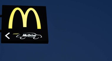 Kiev, Ukrayna, 16 Mayıs 2020. Editör çizimi. Gece gökyüzüne karşı parlayan işaret McDrive