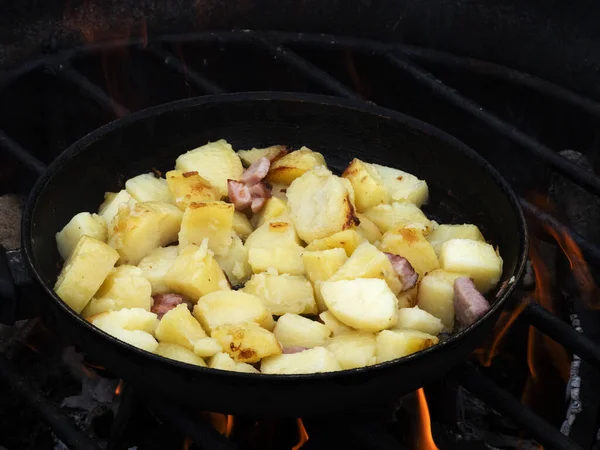 Картофель Жарят Кастрюле Огне — стоковое фото
