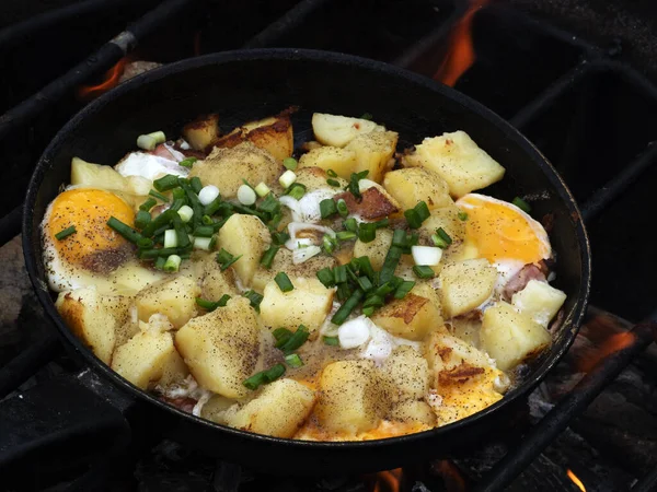 Яєчня Картоплею Зеленою Цибулею Обсмаженою Сковороді Вогні — стокове фото