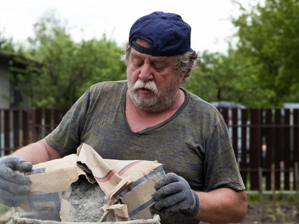 Gammal Vit Man Häller Cement Från Påse Betongblandare — Stockfoto