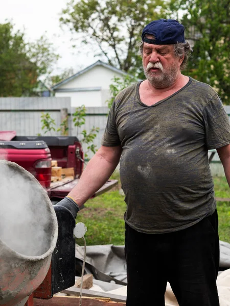 Mogen Kaukasisk Man Blandar Cement Murbruk Betong Blandare — Stockfoto