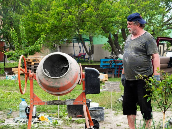 Mogen Kaukasisk Man Blandar Cement Murbruk Betong Blandare — Stockfoto