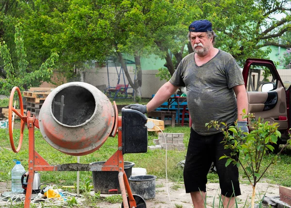 Rijpe Blanke Man Mengt Cement Mortel Beton Mixer — Stockfoto