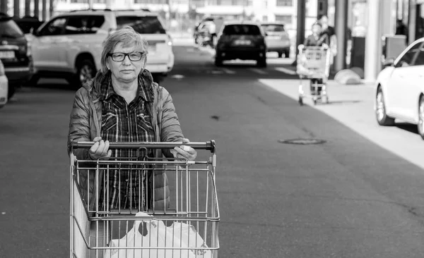 Senior Mujer Caucásica Con Carrito Compras Aparcamiento Del Supermercado Foto — Foto de Stock