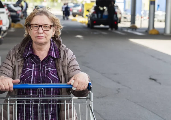 Senior Caucasian Woman Shopping Cart Goes Supermarket Car Parking — Stock Photo, Image