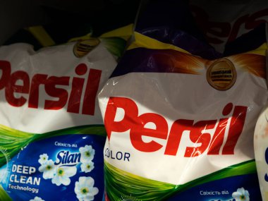 Mağazada büyük miktarda Persil tozu paketi