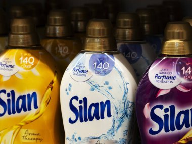 Dükkanda durulama malzemesi olan plastik şişeler.