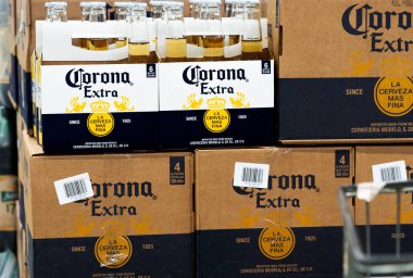 Meksika Light Birası Corona 'lı kutular ve şişeler