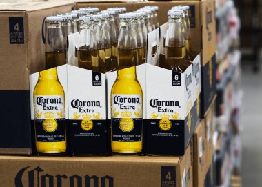 Meksika Light Birası Corona 'lı kutular ve şişeler