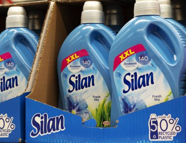 Dükkanda durulama malzemesi olan plastik şişeler.