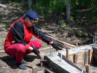 Üst düzey beyaz kadın bahçedeki bir striptiz derneğinden evrak işlerini kaldırıyor.