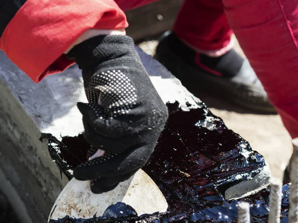 Donna Mano Con Pennello Copre Fondazione Striscia Con Mastice Bituminoso — Foto Stock