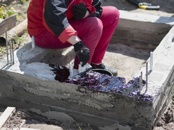 Frauenhand Mit Pinsel Bedeckt Das Streifenfundament Mit Bituminösem Mastix Zur — Stockfoto