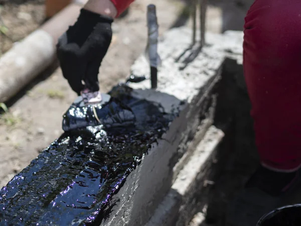 Ręka Kobiety Pędzlem Pokrywa Podłoże Taśmy Mastyksem Bitumicznym Hydroizolacji — Zdjęcie stockowe
