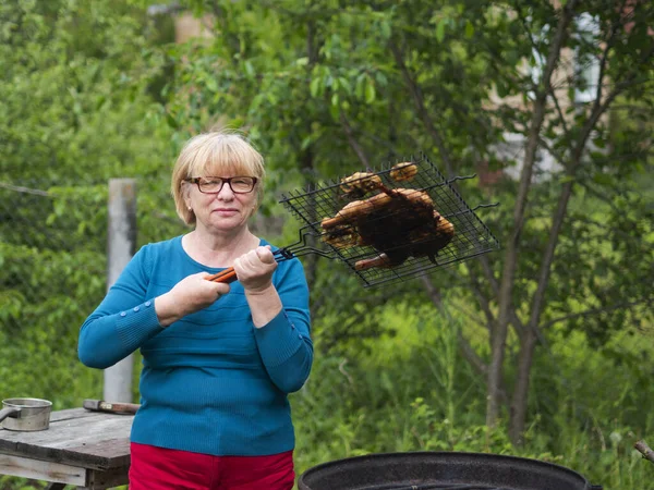 Senior Caucasian Woman Holding Barbecue Grilled Chicken — Stock Photo, Image