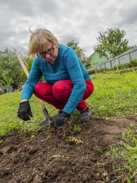 Senior Caucasian Woman Cleans Weeds Garden — Stock Photo, Image