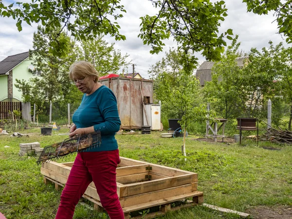 Senior Kaukasiska Kvinna Bär Grill Kyckling — Stockfoto