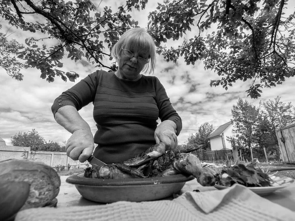 Senior Kaukasiska Kvinna Skär Grill Kyckling — Stockfoto