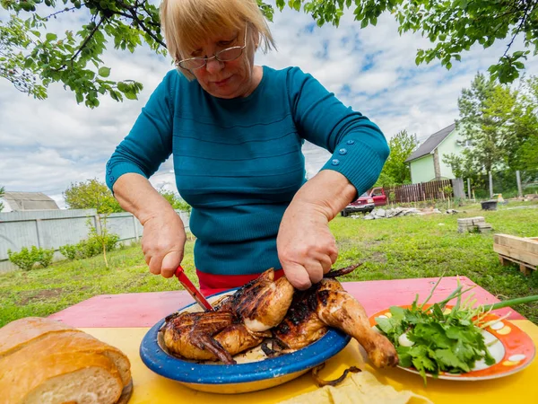 Senior Kaukasiska Kvinna Skär Grill Kyckling — Stockfoto