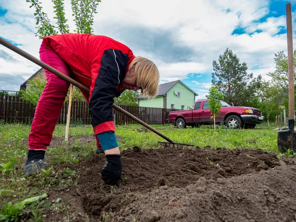 Senior Blanke Vrouw Reinigt Onkruid Tuin — Stockfoto