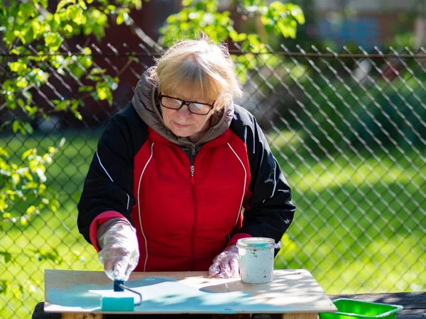 Femme Caucasienne Senior Peint Feuille Contreplaqué Turquoise Avec Rouleau Peinture — Photo