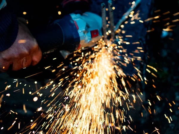 Arbetaren Skär Bort Överflödig Förstärkning Fundamentet Med Hjälp Vinkelslip Metall — Stockfoto