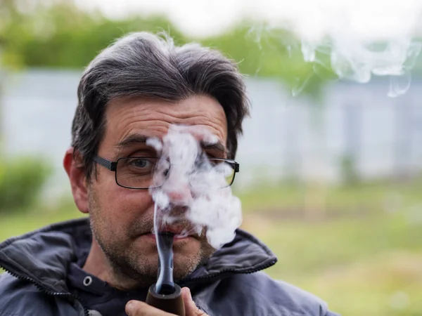 Non Rasé Caucasien Homme Dans Lunettes Fume Pipe — Photo