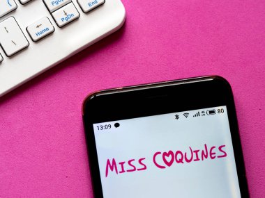 Kiev, Ukrayna, 24 Mayıs 2020. Editör çizimi. Bu fotoğraf illüstrasyonunda, Missc Coquines logosu akıllı telefondan gösteriliyor