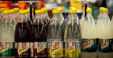 Schweppes marketteki rafta soğuk içecekler var. Coca-Cola Şirketi 'ne ait bir marka..