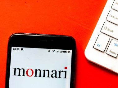 Kiev, Ukrayna, 28 Mayıs 2020. Editör çizimi. Bu fotoğraf illüstrasyonunda Monnari logosu akıllı bir telefondan gösteriliyor.