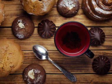 fincan çay ve bisküvi 