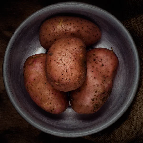Картопля в металевій мисці — стокове фото
