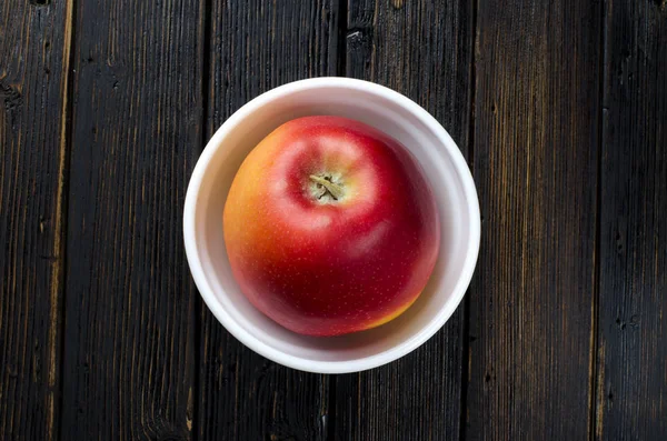 흰색 접시에 빨간 사과 — 스톡 사진