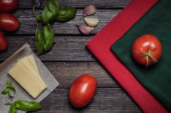토마토와 치즈는 나무 테이블에 — 스톡 사진