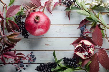 nar ve yaprak Beyaz ahşap zemin üzerinde