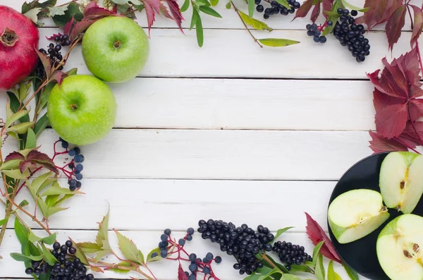 Осінній фон з листя, фруктів і ягід — стокове фото