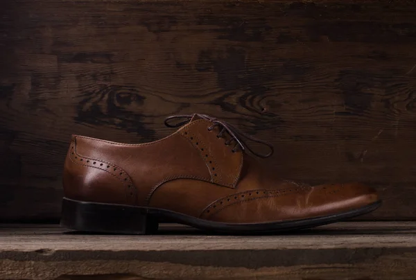 Men's leather shoes on a wooden background — Stock Photo, Image