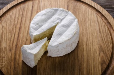 Ahşap tahta üzerinde peynir tekerlek