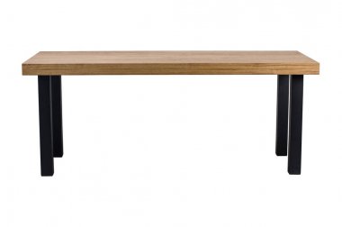 Beyaz arka plan üzerinde izole siyah metal ayaklı ahşap masa