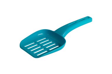 Beyaz arka planda kedi kumu için mavi plastik kepçe