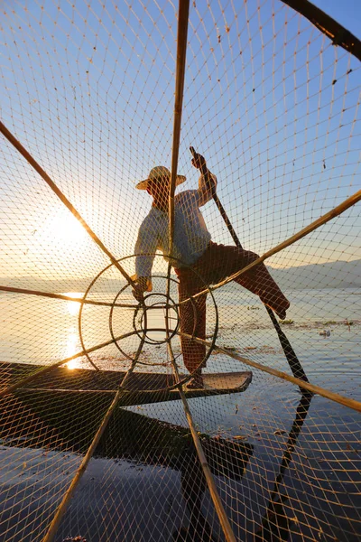 Rybářská silueta se sítí u jezera Inle — Stock fotografie
