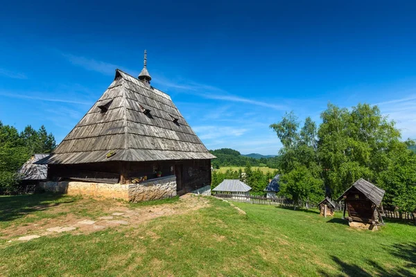 Vecchia casa nel villaggio etno in Serbia — Foto Stock