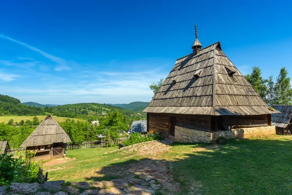 Antigua casa en etno pueblo en Serbia — Foto de Stock