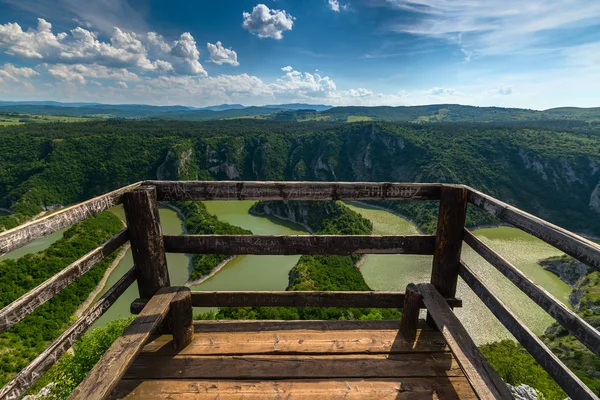 Rocky River meandry řeky Uvac v Srbsku — Stock fotografie