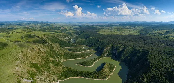 A sziklás-folyó kanyarog Uvac folyó-Szerbia — Stock Fotó